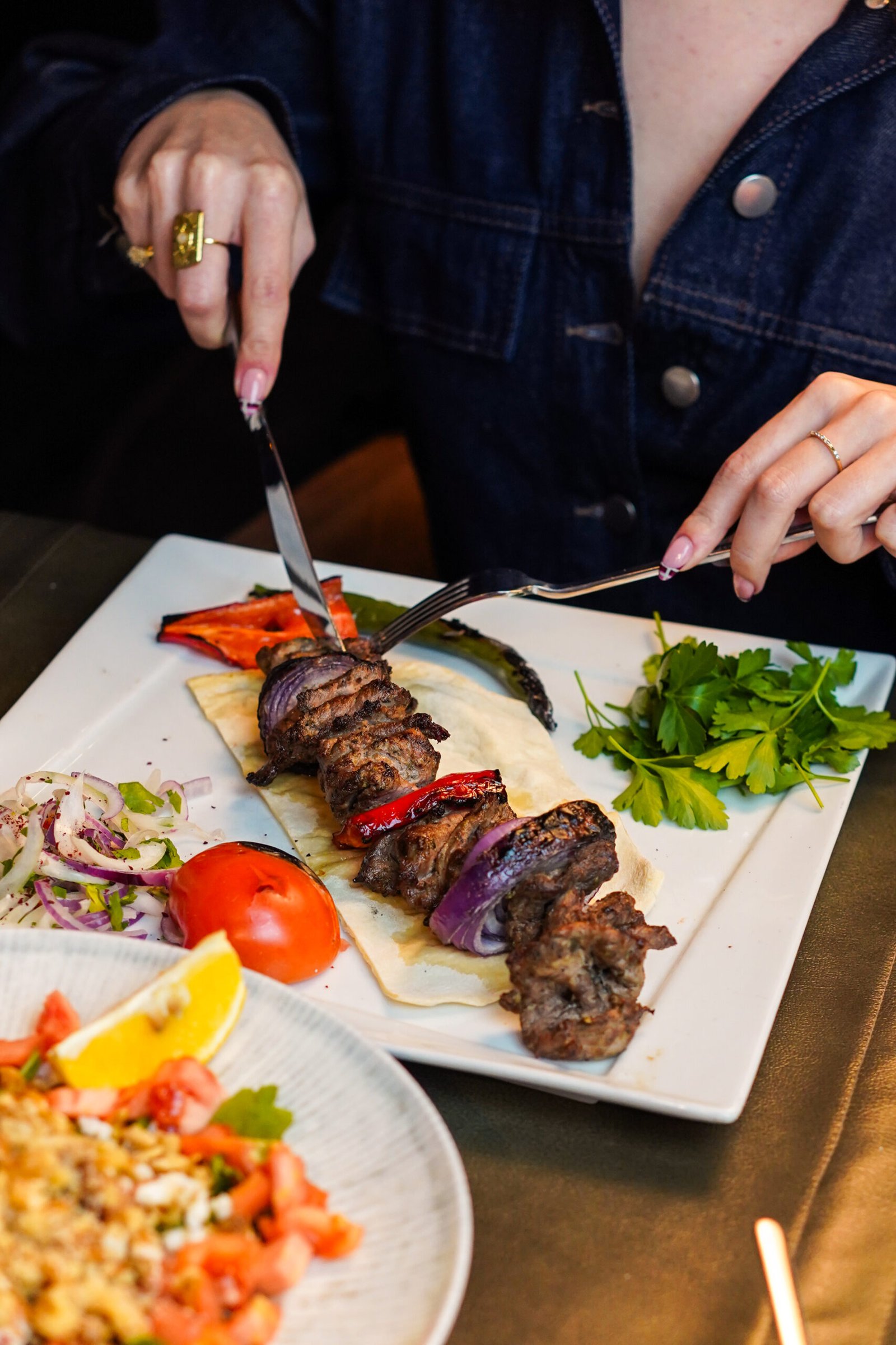 Her Tabakta Bir Hikâye